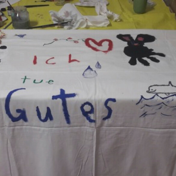 Tischdecke mit der Aufschrift "Ich tue Gutes"